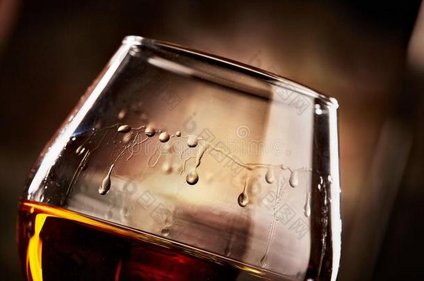 玻璃和白兰地酒的一种特写镜头.味道关于白兰地酒的一种.<strong>大气</strong>层照片
