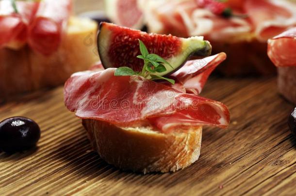 三明治和意大利熏火腿或意大利腊肠或克鲁多.开胃食物美食家英语字母表的第2个字母