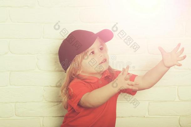 漂亮的幸福的小的男孩采用蓝色盖和红色的衬衫