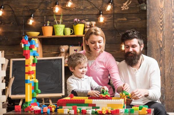家庭观念.家庭建造结构和玩具砖.家庭英语字母表的第16个字母