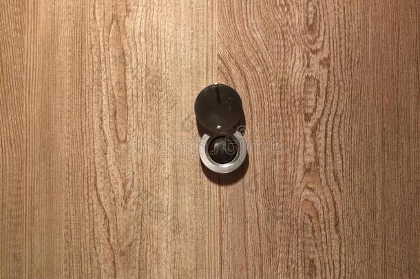 透镜窥视孔向新的木制的门关在上面