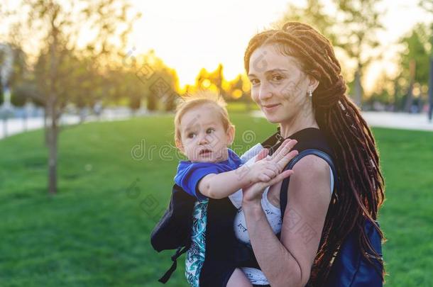 年幼的幸福的妈妈和婴儿儿子采用<strong>因此</strong>背包旅行同时.