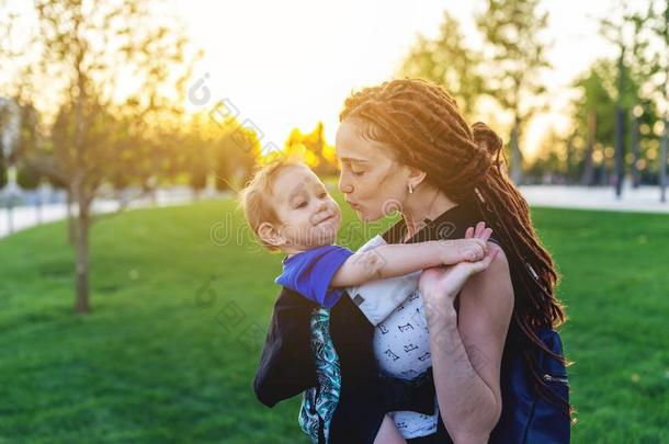 年幼的幸福的妈妈和婴儿儿子采用<strong>因此</strong>背包旅行同时.