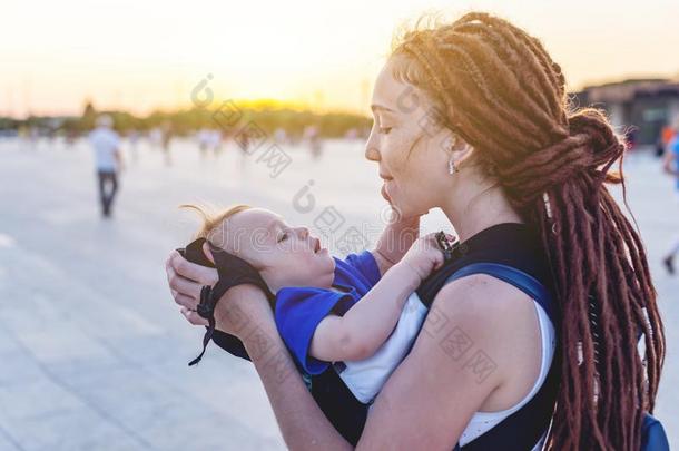 年幼的幸福的妈妈和婴儿儿子采用<strong>因此</strong>背包旅行同时.