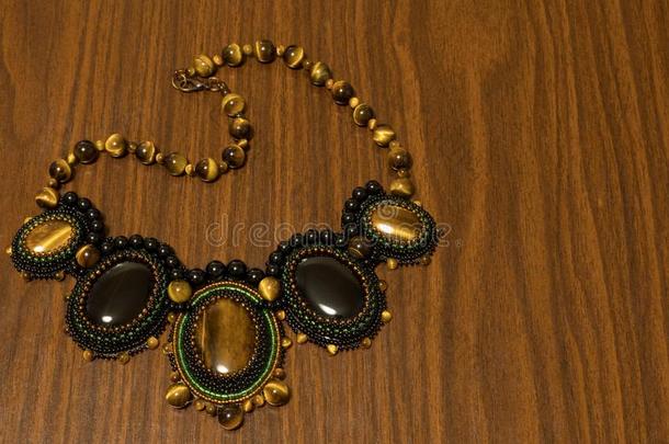 项链关于手工做的小珠子和自然的石头老虎眼睛关于棕色的