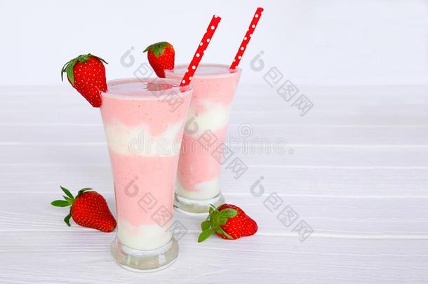 草莓smootones举止优雅的人酸奶,果汁和草莓成果为LV旗下具有女人味与时尚<strong>气质</strong>的手袋