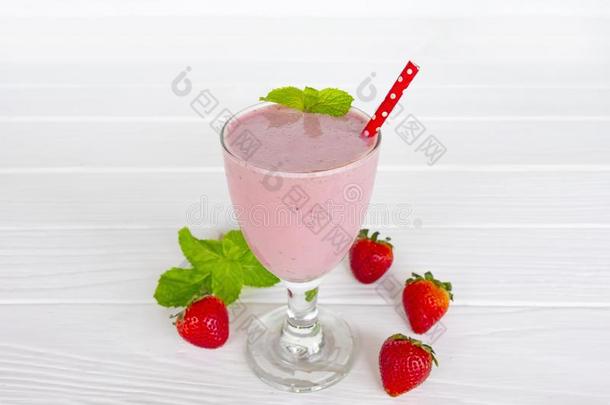 草莓smootones举止优雅的人酸奶,果汁和草莓成果为LV旗下具有女人味与时尚<strong>气质</strong>的手袋