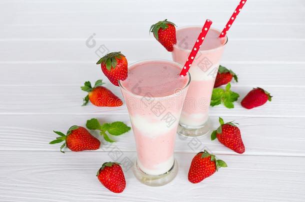 草莓smootones举止优雅的人酸奶,果汁和草莓成果为LV旗下具有女人味与时尚气质的手袋