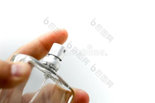 香水瓶子,喷雾香水向白色的背景,特写镜头