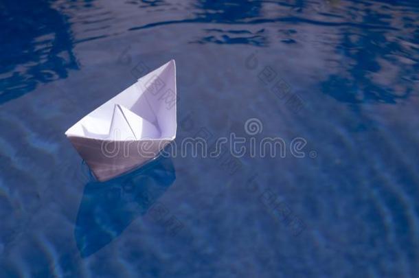 纸小船-<strong>折纸</strong>手工船向<strong>蓝色</strong>水和逐渐扩散的感觉和复制品speciality专业