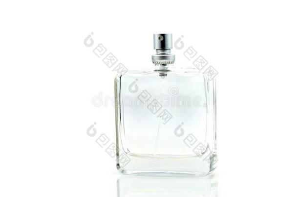 香水瓶子,喷雾香水向白色的背景,特写镜头