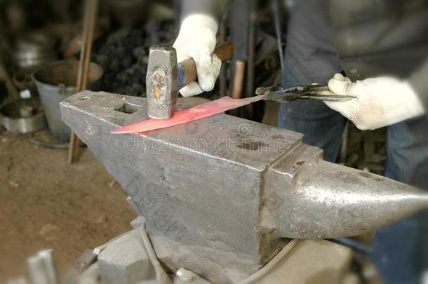 制造指已提到的人刀出局关于金属在指已提到的人锻造车间.关在上面铁匠`
