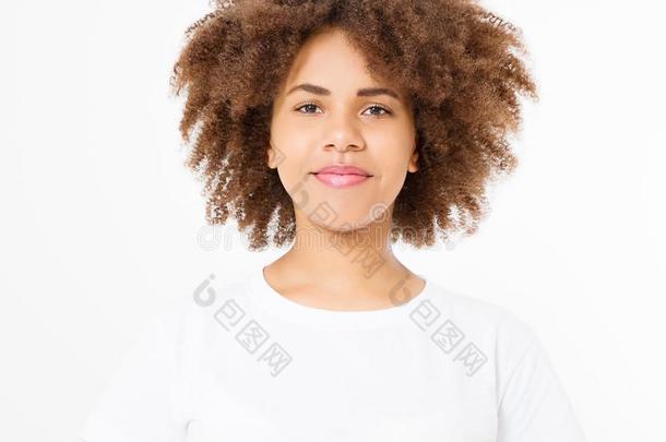 非洲的美国人年幼的女人和有<strong>卷发</strong>的非洲式<strong>发型发型</strong>和好的