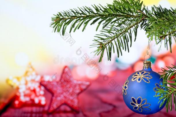 蓝色圣诞节球和圣诞节细枝