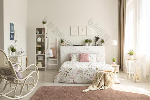 白色的卧室内部和恶劣的粉红色的地毯,摇摆的椅子,winter冬天