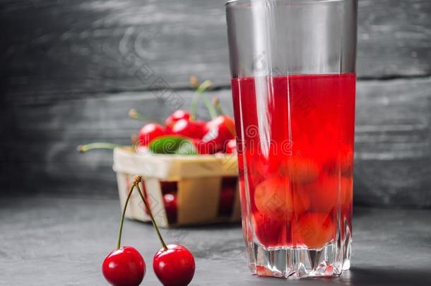果汁或煮熟的糖渍水果和樱桃.新鲜的成熟的红色的樱桃采用一b一ske