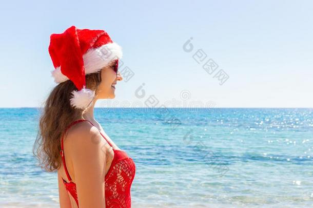 年幼的女孩采用<strong>红色</strong>的游泳衣和圣诞节帽子向海滩.复制品土壤-植物-<strong>大气</strong>连续体