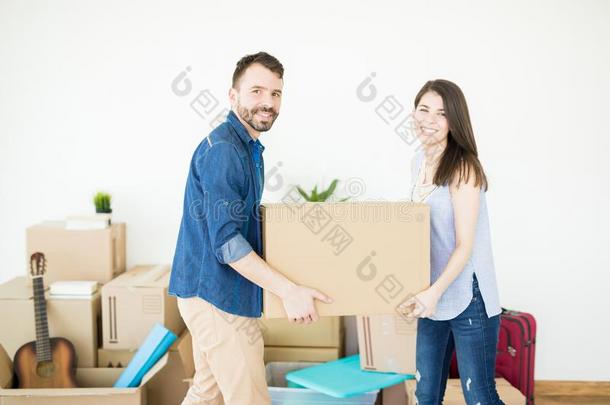 微笑的中间的成熟的对运送的盒同时采用新的家
