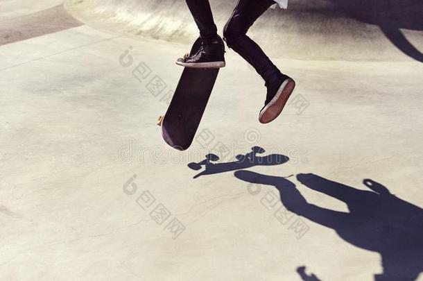 跳滑板运动员戏法采用指已提到的人公园,练习自由式极端的