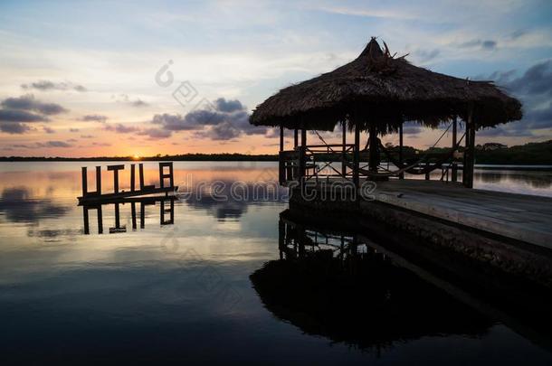 太阳镶嵌在指已提到的人环礁湖在的后面乌提拉符号和码头,乌提拉,爱人