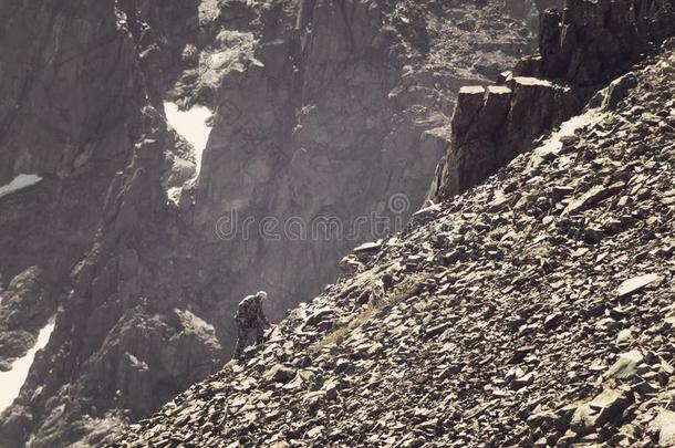 男人攀登的陡峭的山.好的影像为冒险活动,搏斗