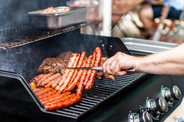 烤架烧烤barbecue吃烤烧肉的野餐向丙烷气体烧烤牛排德国式小香肠香肠