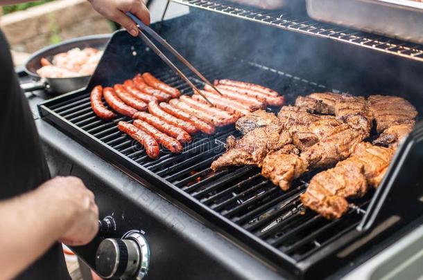 烤架烧烤barbecue吃烤烧肉的野餐向丙烷气体烧烤牛排德国式小香肠香肠