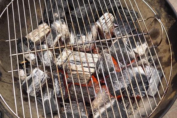 灼热的热的木炭采用barbecue吃烤烧肉的野餐烧烤井和<strong>火</strong>焰,关-在上面.刺果