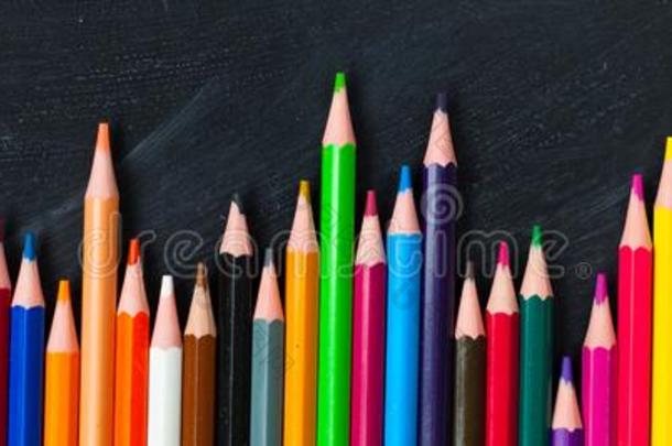 背向学校观念.颜色铅笔向黑板背景.