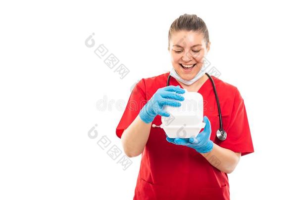 年幼的医学的护士使人疲乏的红色的用力擦洗开幕午餐盒