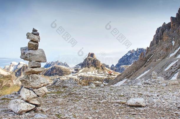 石头垛发出吼叫声阿尔卑斯山的顶点.春季跟踪大约特尔峰
