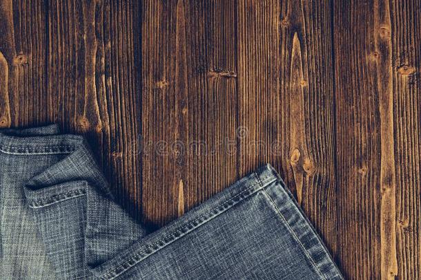 磨损的牛仔裤或蓝色牛仔裤<strong>斜纹</strong>粗棉布收集向粗糙的黑暗的木制的