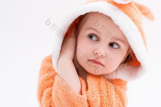 害羞的小的兔子女孩采用桃色的礼服