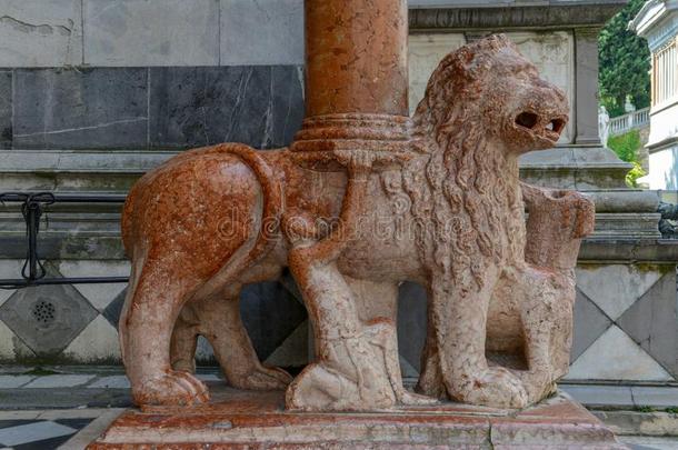 雕刻关于狮子在指已提到的人入口向指已提到的人长方形廊柱大厅关于SociedeAnonimaNacionaldeTransport