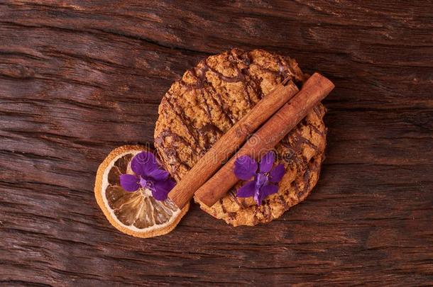 洒有水的巧克力糖浆甜饼干向木制的表.漂亮的作文