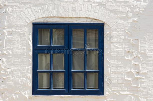 蓝色窗采用白色的墙