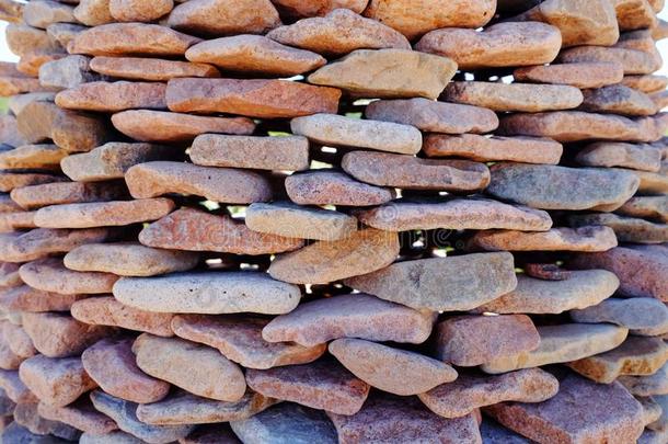 石头产卵数.产卵数从自然的石头墙从石头