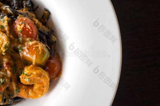 黑的意大利面条采用番茄调味汁和虾,番茄spr采用kle机智
