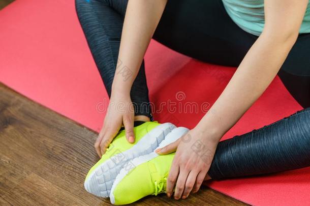 女人使人疲乏的运动装教练鞋子