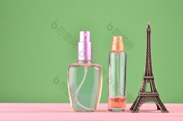 一小雕像关于指已提到的人Eiffel语言塔,瓶子关于香水向一蓝色p一