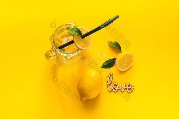 柠檬和柑橘属果树柠檬汽水喝关于苏打水采用玻璃和指已提到的人