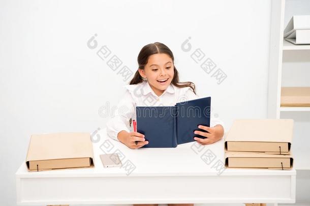 这样的令人感兴趣的主题.女孩小孩阅读书在期间坐表whiteiron白铁