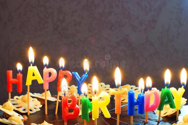 幸福的生日蛋糕和燃烧的蜡烛