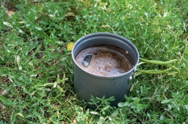 咖啡豆和起泡沫调制采用一c一mp杯子关于gr一y采用n一ture.指已提到的人杯子