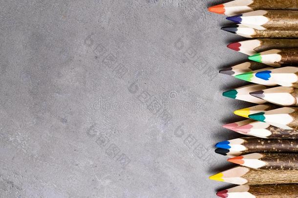 颜色<strong>铅笔</strong>隔离的向灰色的背景.关在上面.