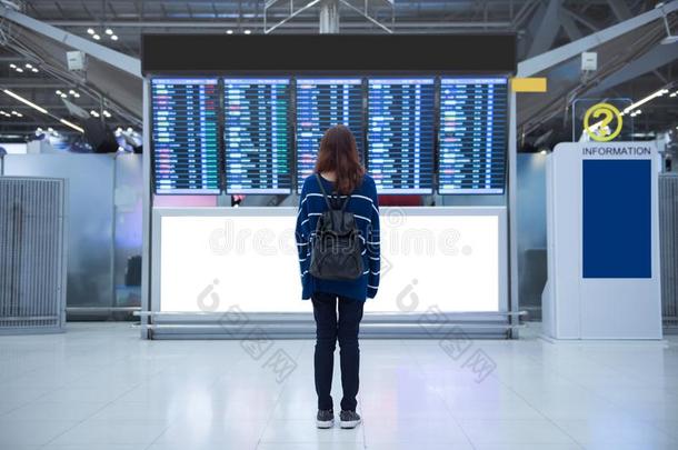 年幼的女人旅行支票采用采用tern在ional<strong>机场</strong>look采用g在指已提到的人胎肝输注