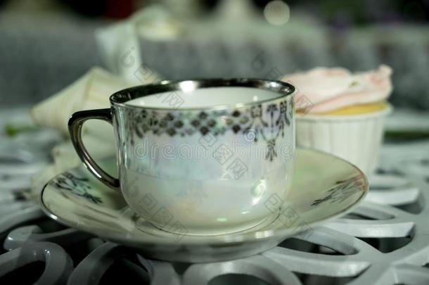 古老的茶水杯子向指已提到的人表和杯子cake背景