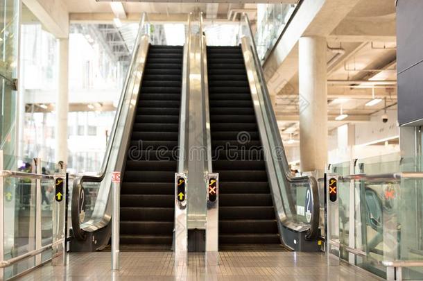 自动扶梯坐落的采用明亮的当代的过道关于现代的机场