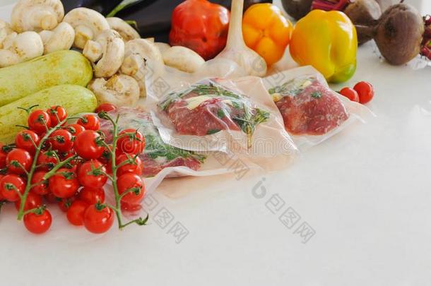 num.三生的牛排采用真空包装,蔬菜和蘑菇.苏