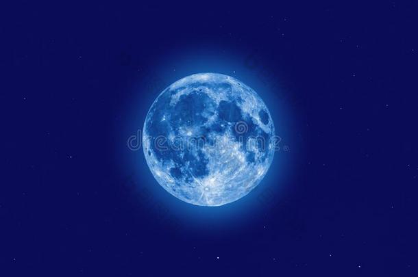 满的月亮看见和望远镜,布满星星的天